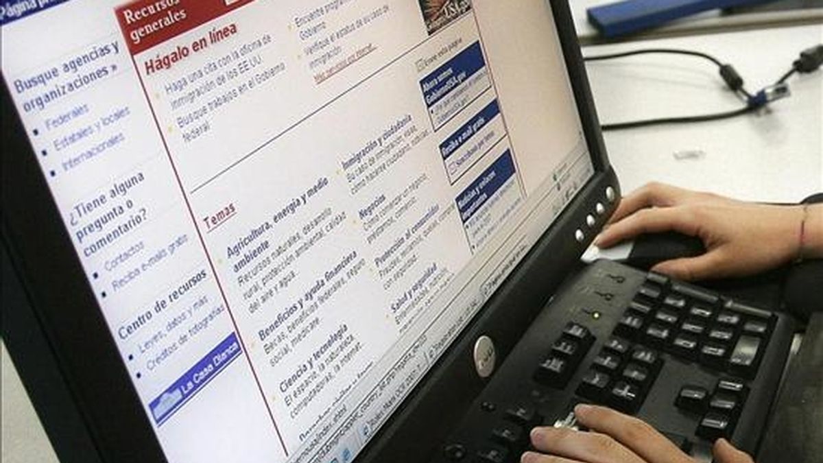 La red funciona infiltrando sistemas informáticos e instalando en los ordenadores programas para la recepción y envío de información. En la imagen, una usuaria de Internet. EFE/Archivo