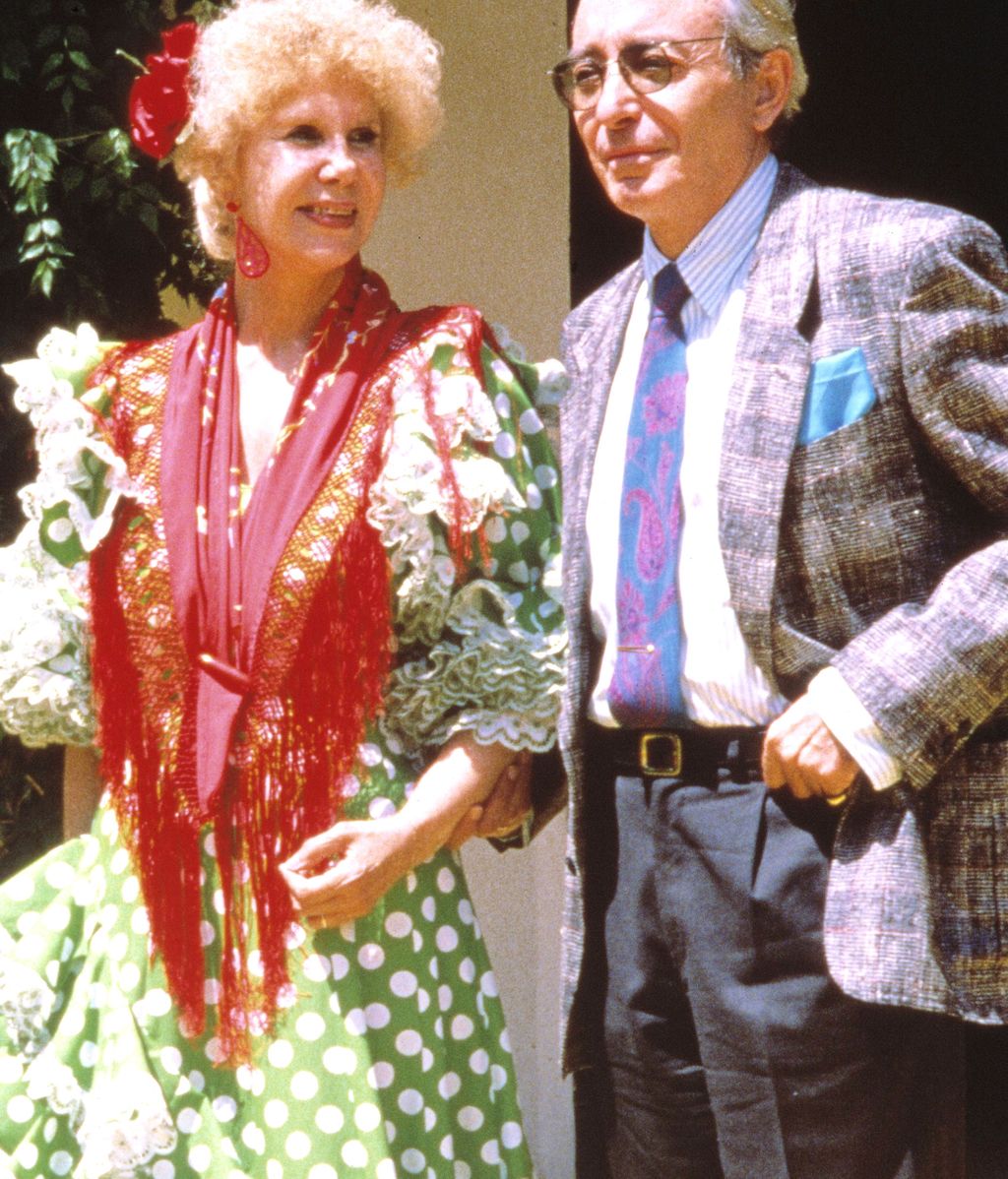Con su marido Jesús Aguirre, en la Feria de Abril en 1980