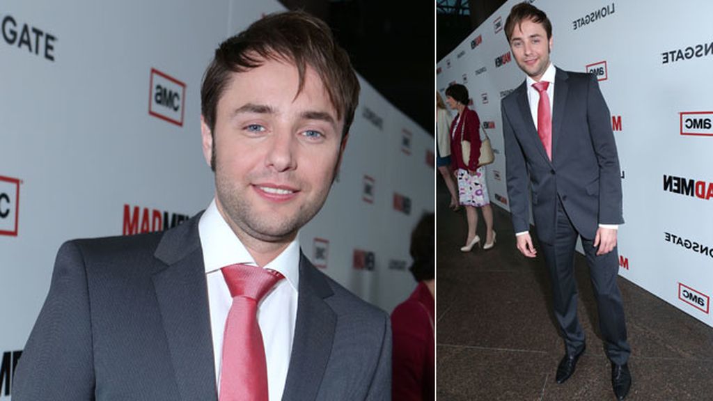 Vincent Kartheiser puso color a su traje con la corbata