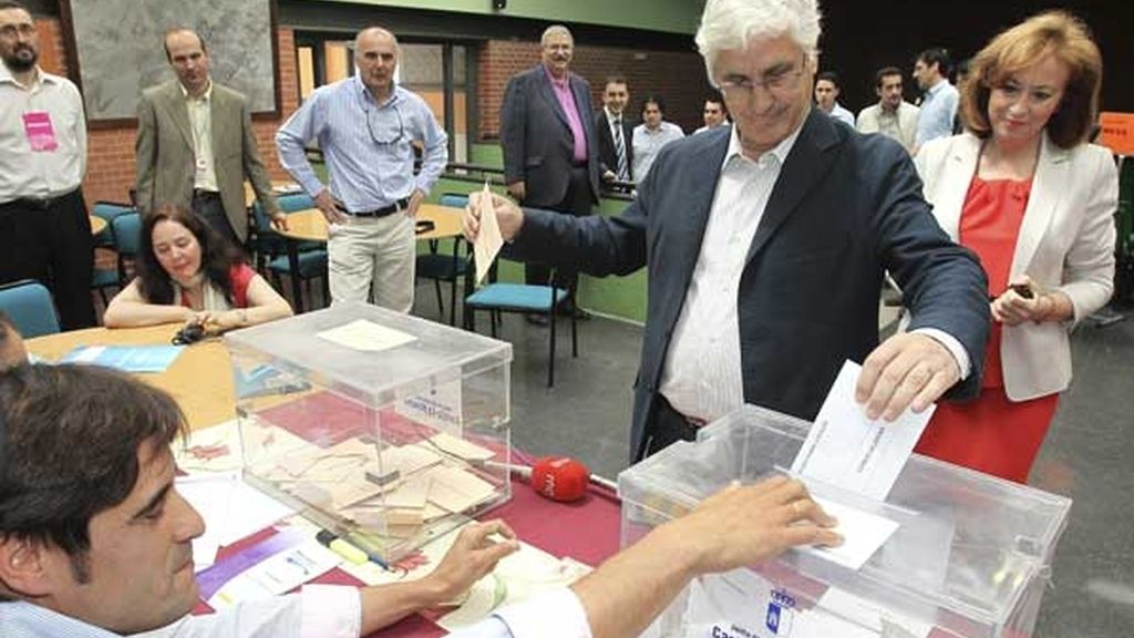 Jose María Barreda deposita su voto