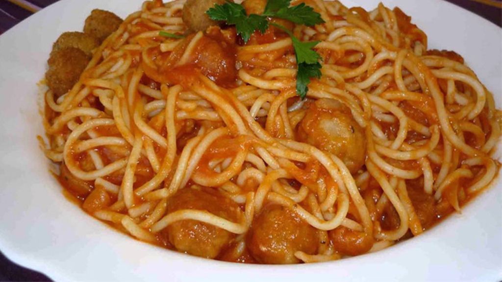 Espaguetis con albóndigas