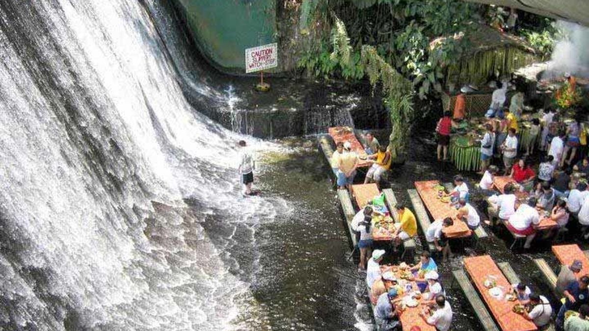 Cenar dentro de una cascada