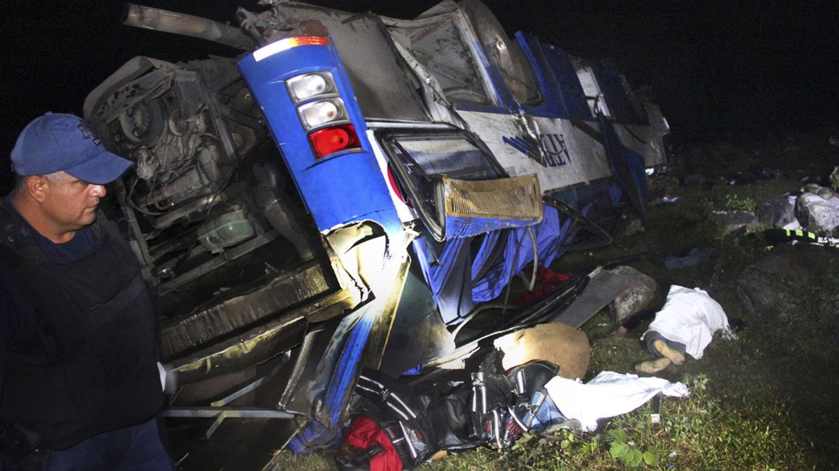 Doce muertos al caer un autobús por un barranco en Veracruz