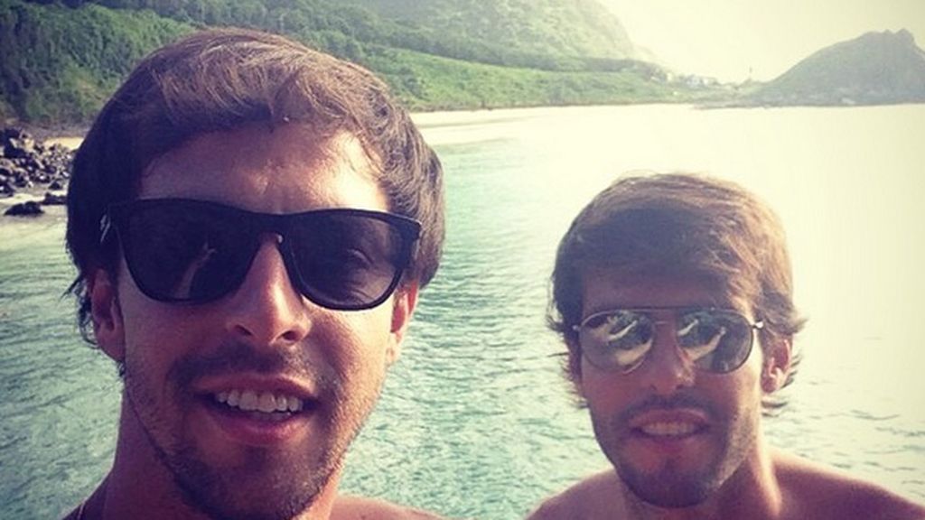 Kaká, con su amigo en las playas brasileñas