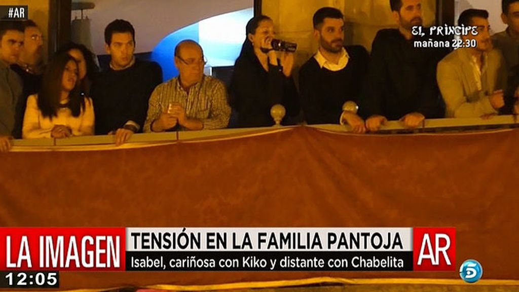 Isabel Pantoja siguió la procesión al lado de Kiko y Anabel