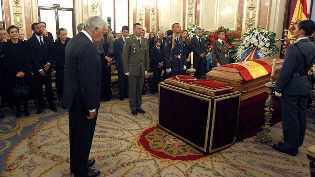 Felipe González rinde homenaje a Adolfo Suárez