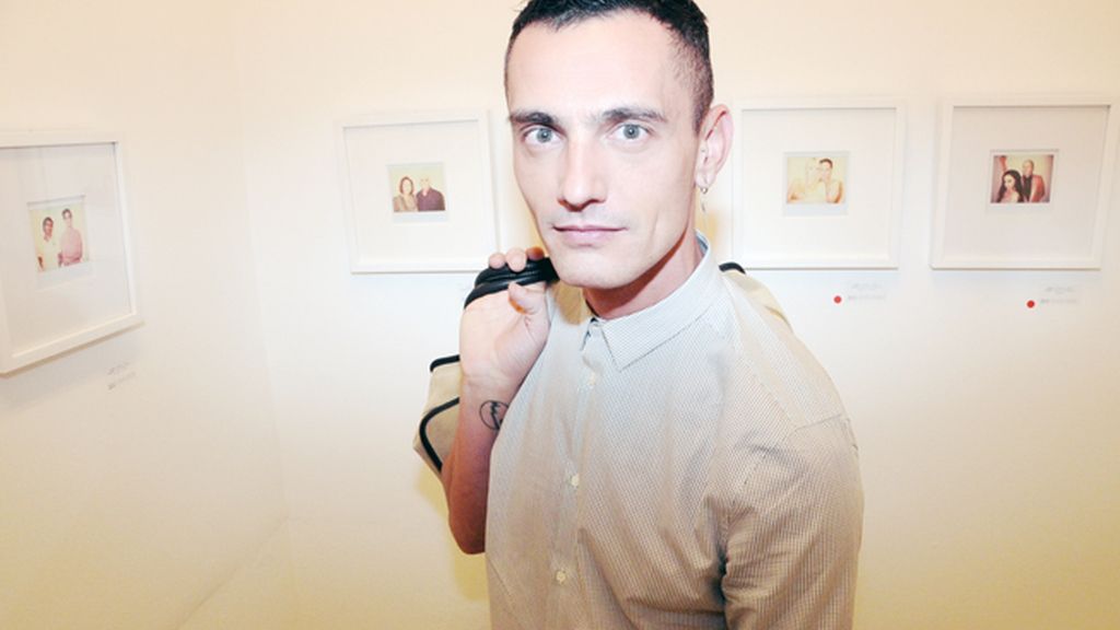 David Delfín supo sacar un hueco entre sus compromisos profesionales para apoyar a sus amigos en la exposición