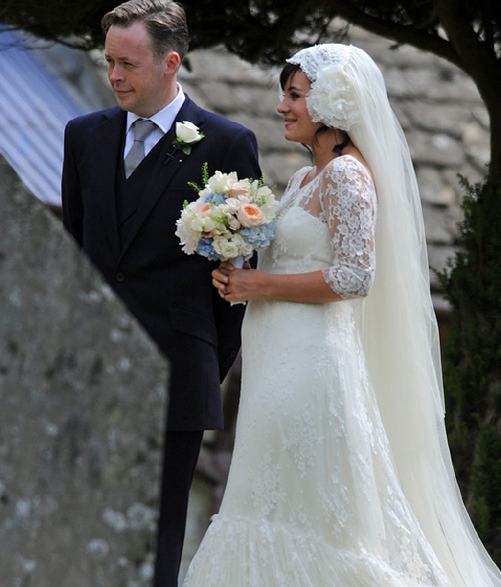 Lily Allen, boda con bombo en mitad del campo