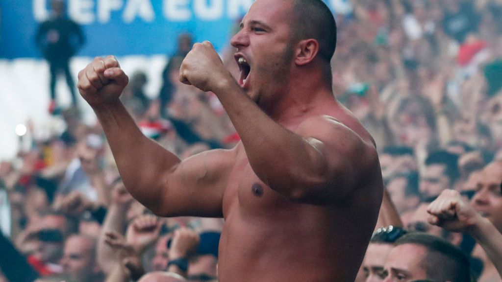 Porras extensibles y gases lacrimógenos para controlar a hooligans húngaros