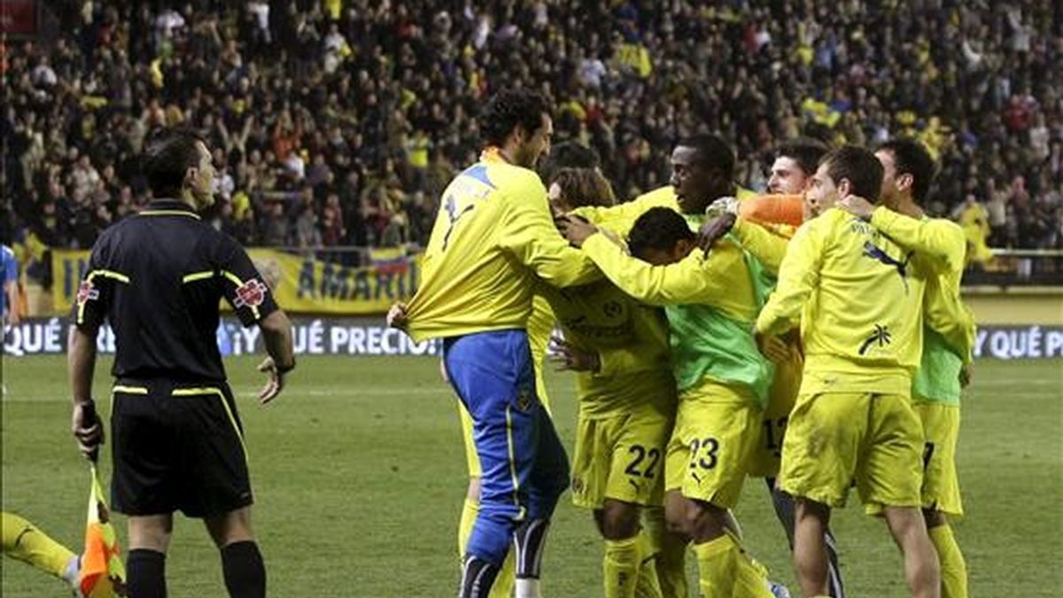 Los jugadores del Villarreal celebran el cuarto gol del equipo amarillo, durante el encuentro correspondiente a la vuelta de los octavos de final de la Copa del Rey, que les ha enfrentado esta noche al Valencia en el estadio castellonense del Madrigal. Foto: EFE.