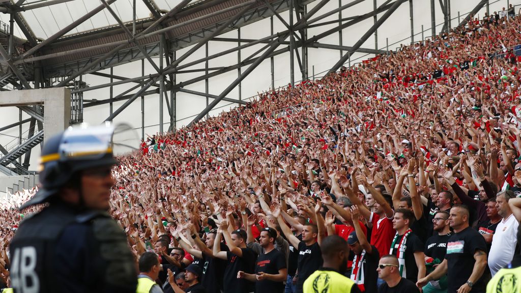 Los 'hooligans' se enfrentaron con la seguridad del estadio y la Policía francesa