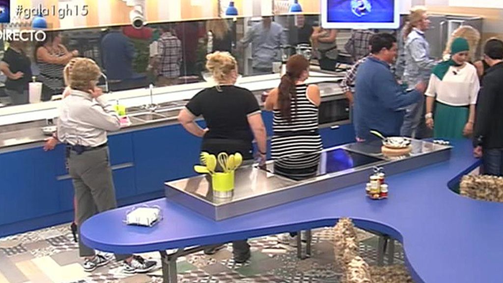 Mercedes entra acompañada de la gallina Falacia