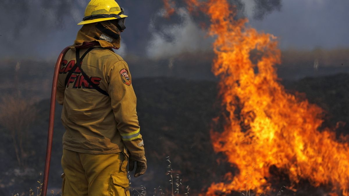Un bombero controla el fuego en Lower Lake, California