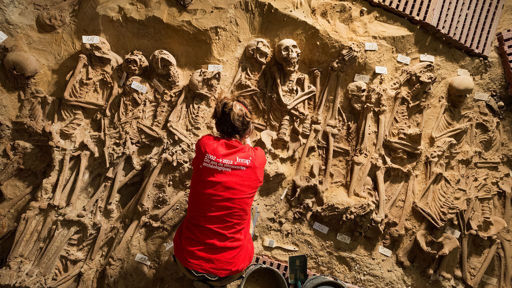 Hallan una fosa común con 200 esqueletos bajo un supermercado en París