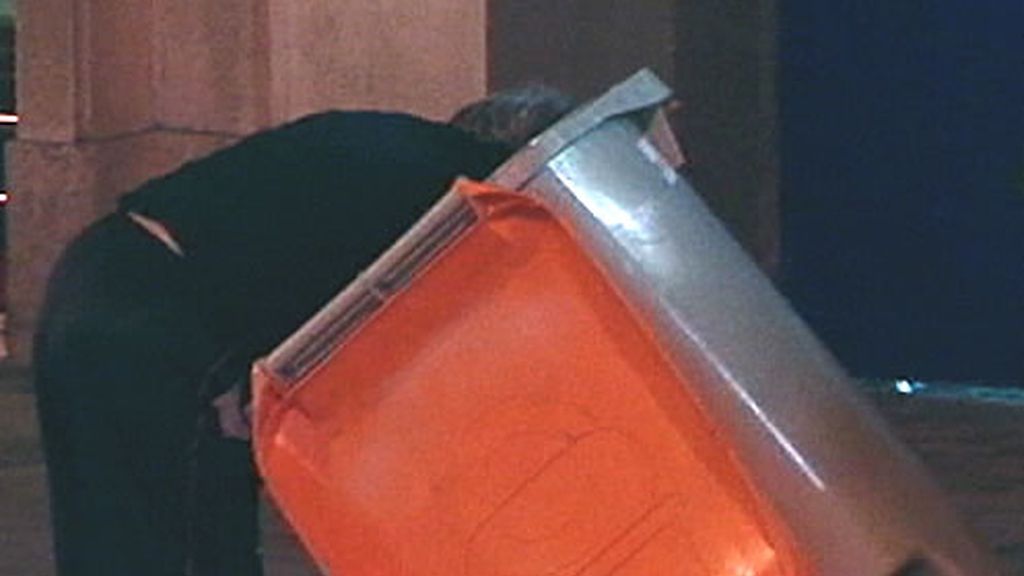 Recogiendo comida de un contenedor