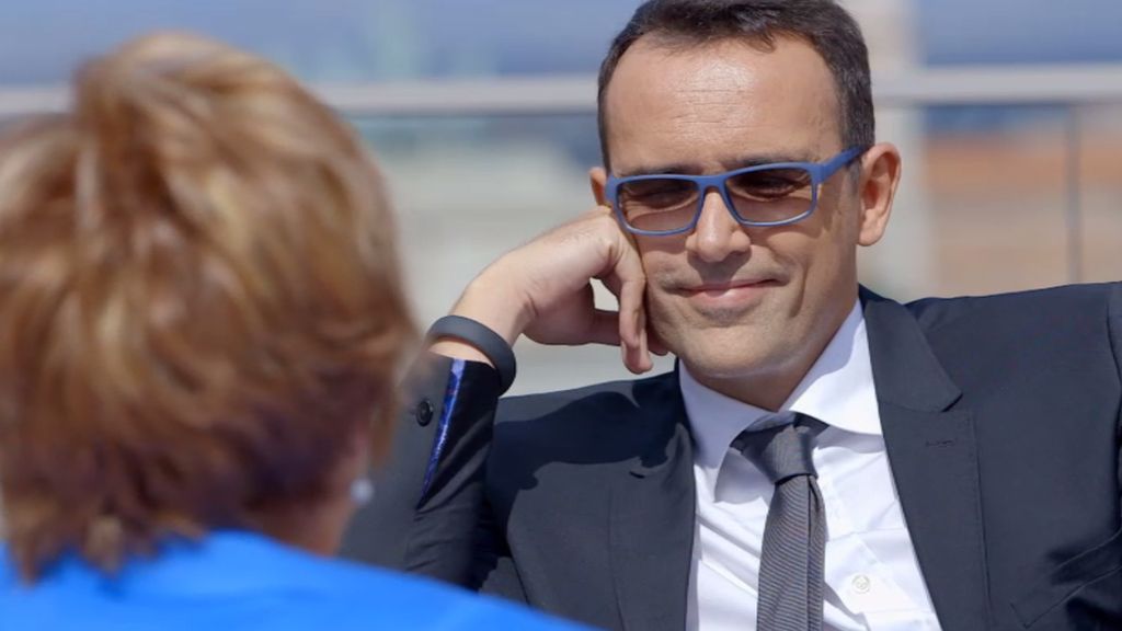 La política popular se sienta en el chester con Risto