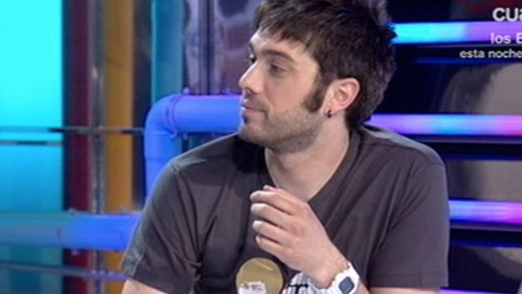 Dani mira a sus compañeros