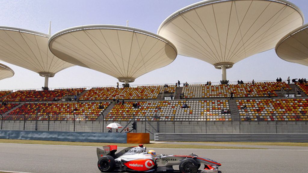 HAMILTON LIDERA LOS PRIMEROS LIBRES EN CHINA