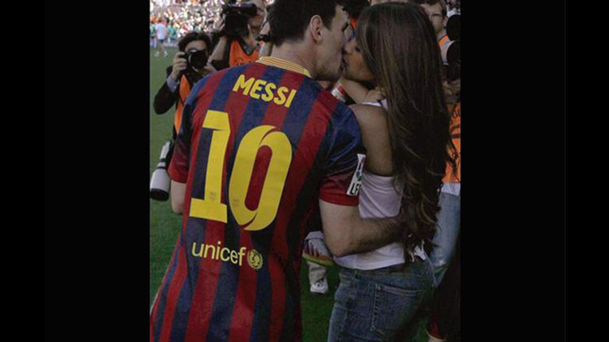 El apasionado beso de Messi y Antonella para liberar estrés antes de un partido