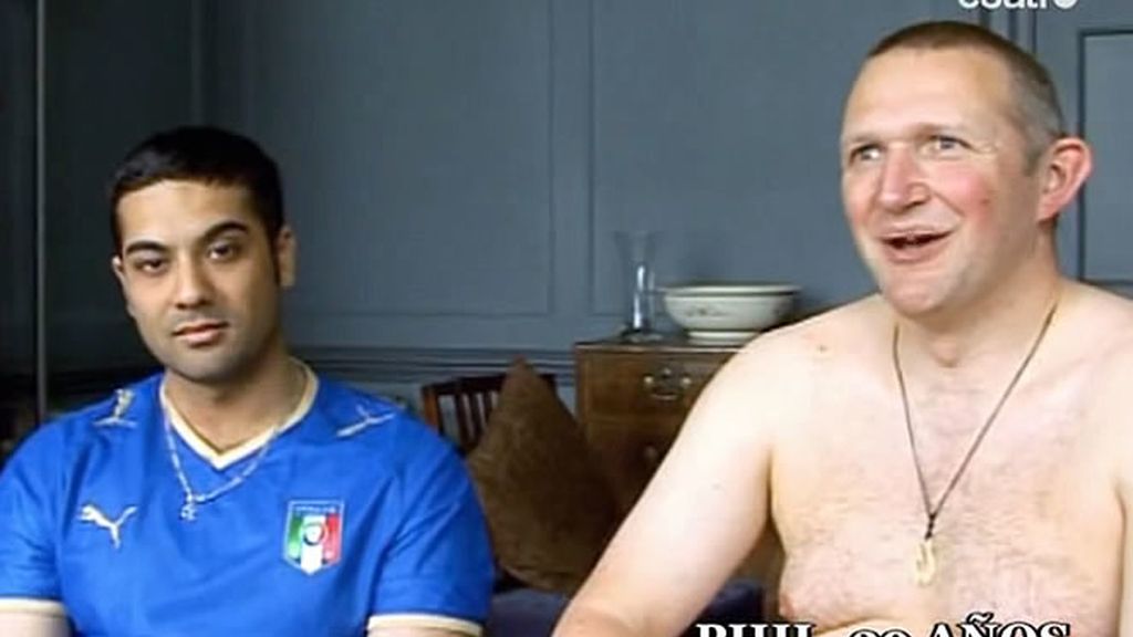 El que se desnuda, por lo general, se siente menos incómodo que el que mira