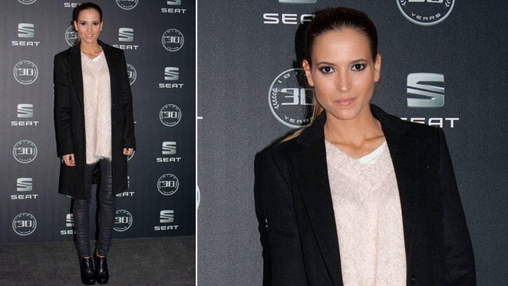 Ana Fernández con leggins de vinilo, jersey oversize y abrigo negro