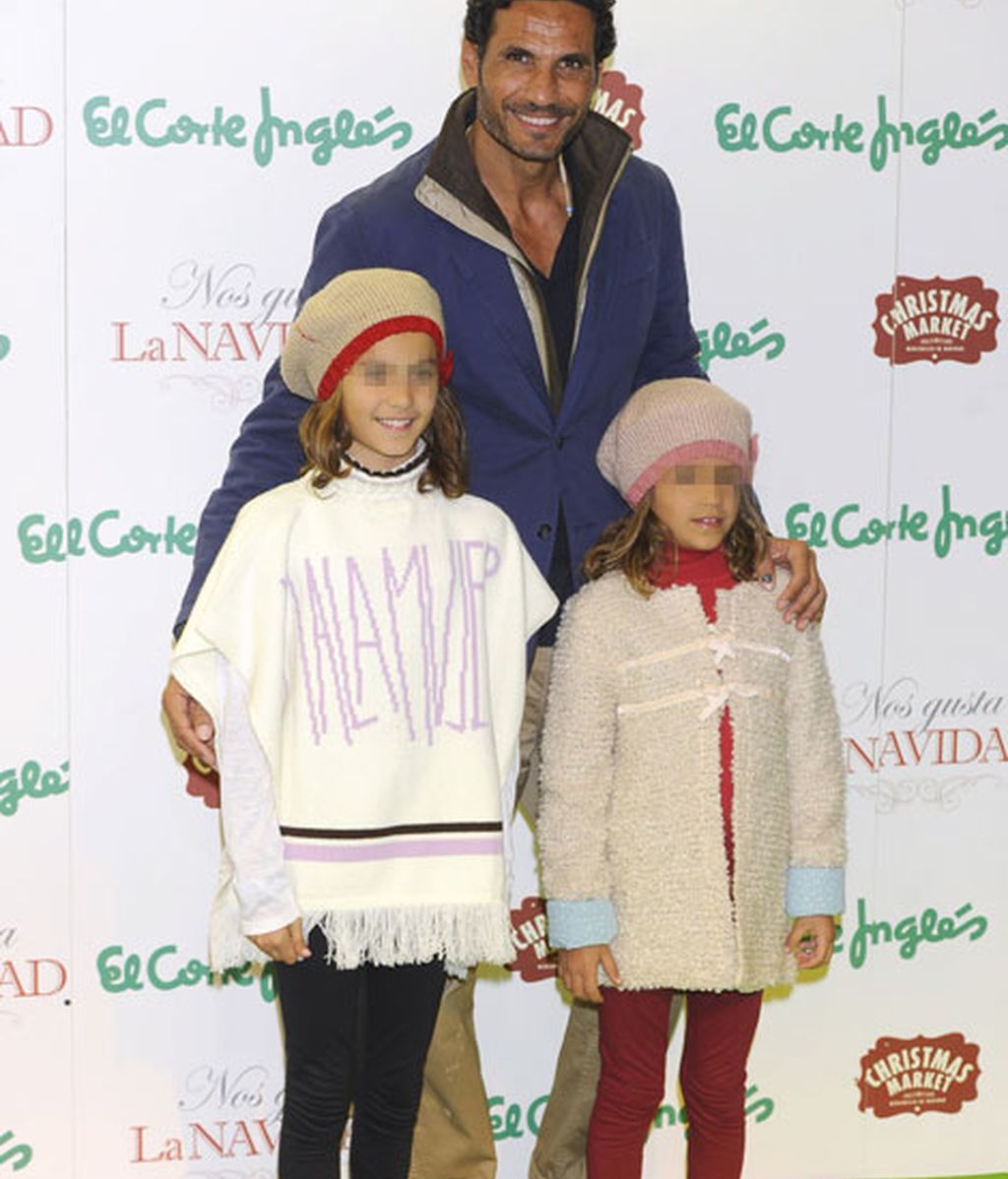 Óscar Higares acompañado por sus hijas