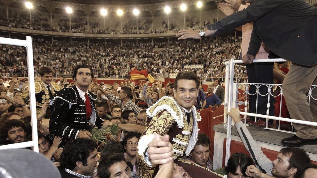 José Manzanares sale en brazos después de la penúltima corrida en La Monumental de Barcelona