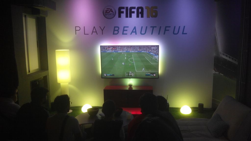Dos salones con consolas, un bar, el primer FIFA...