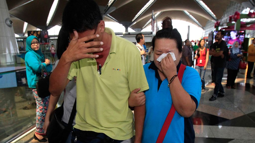 Angustia entre los familiares de los ocupantes del vuelo desaparecido