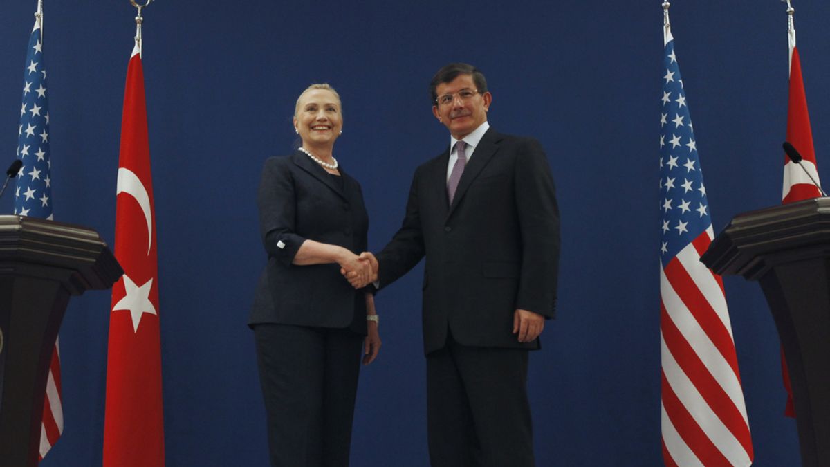 Hilary Clinton y el ministro de exteriores turco Davutoglu