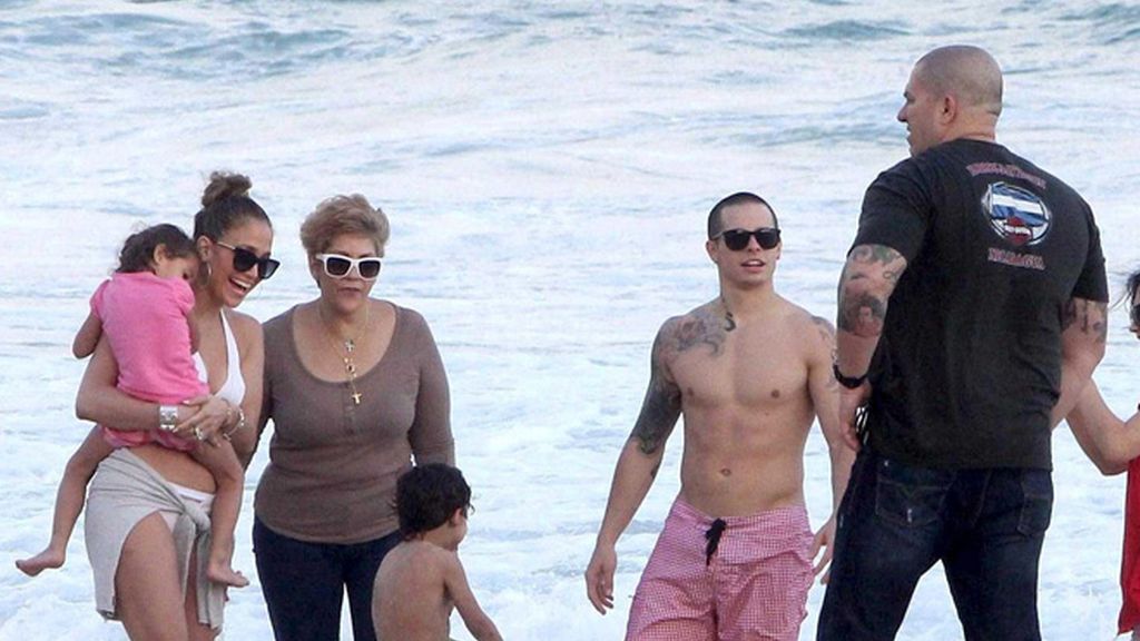 Jennifer López, Casper, el guardaespaldas y los niños, en Río de Janeiro