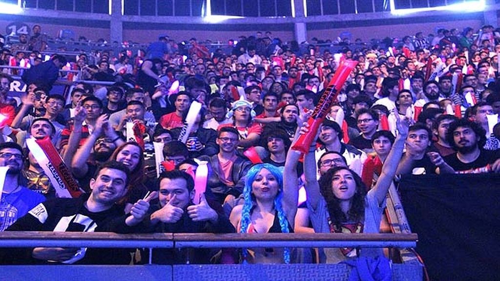 Miles de aficionados jalean a los equipos durante las finales de la 'LCS' en Madrid