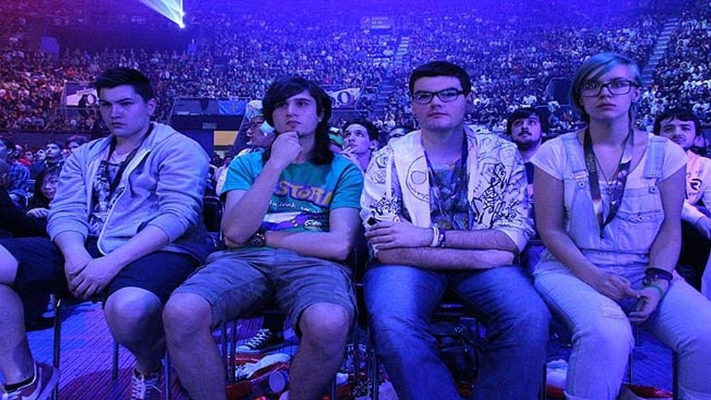Miles de aficionados jalean a los equipos durante las finales de la 'LCS' en Madrid