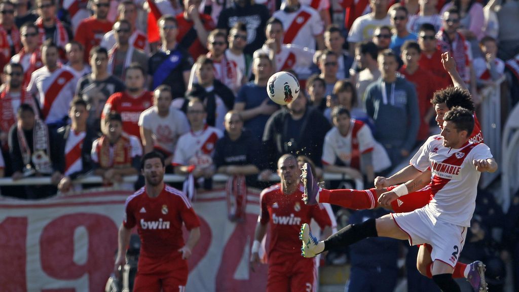 El jugador del Real Madrid, Marcelo lucha un balón con Tito del Rayo Vallecano El jugador del Real Madrid, Marcelo lucha un balón con Tito del Rayo Vallecano