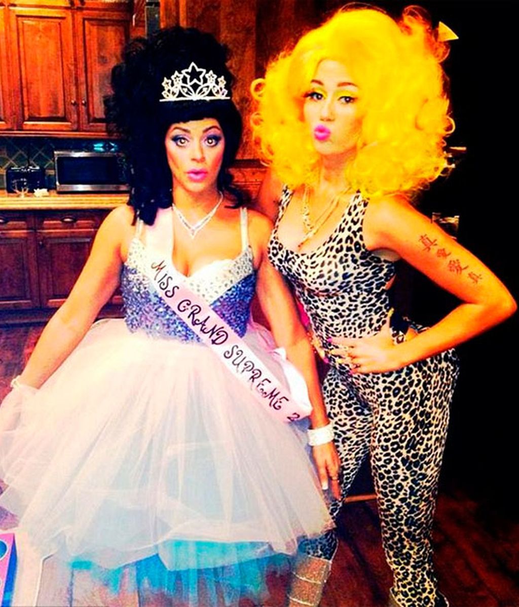 Miley Cyrus se disfraza de Nicki Minaj