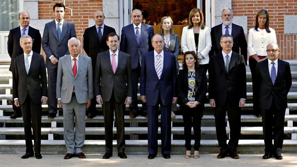 El rey Juan Carlos, junto al presidente del Gobierno, Mariano Rajoy (3i), posa con los ministros antes de la reunión del Consejo que preside hoy en el Palacio de la Zarzuela