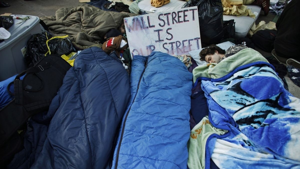 'Indignados' estadounidenses acampados en un parque cerca de Wall Street, en Nueva York, como protesta por los abusos del sistema financiero.