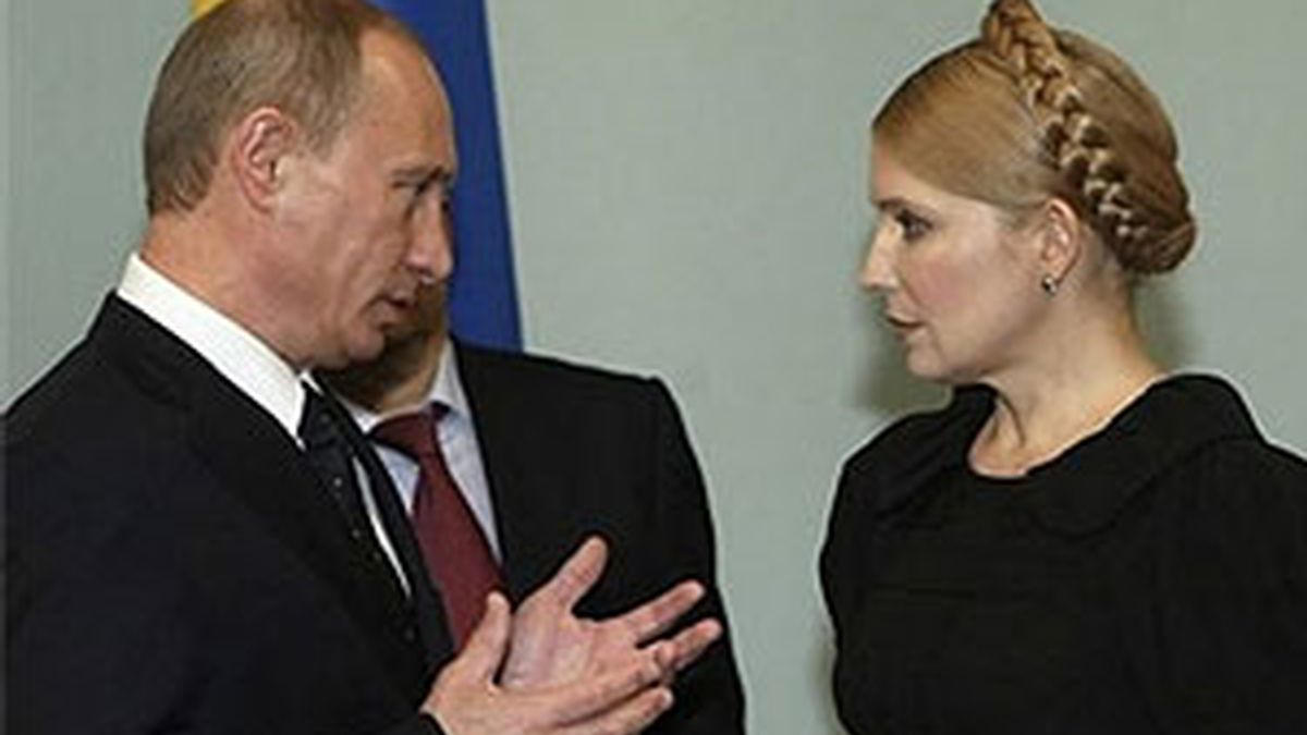 Vladimir Putin conversa con la primera ministra ucraniana, Yulia Timoshenko. Foto: AP.