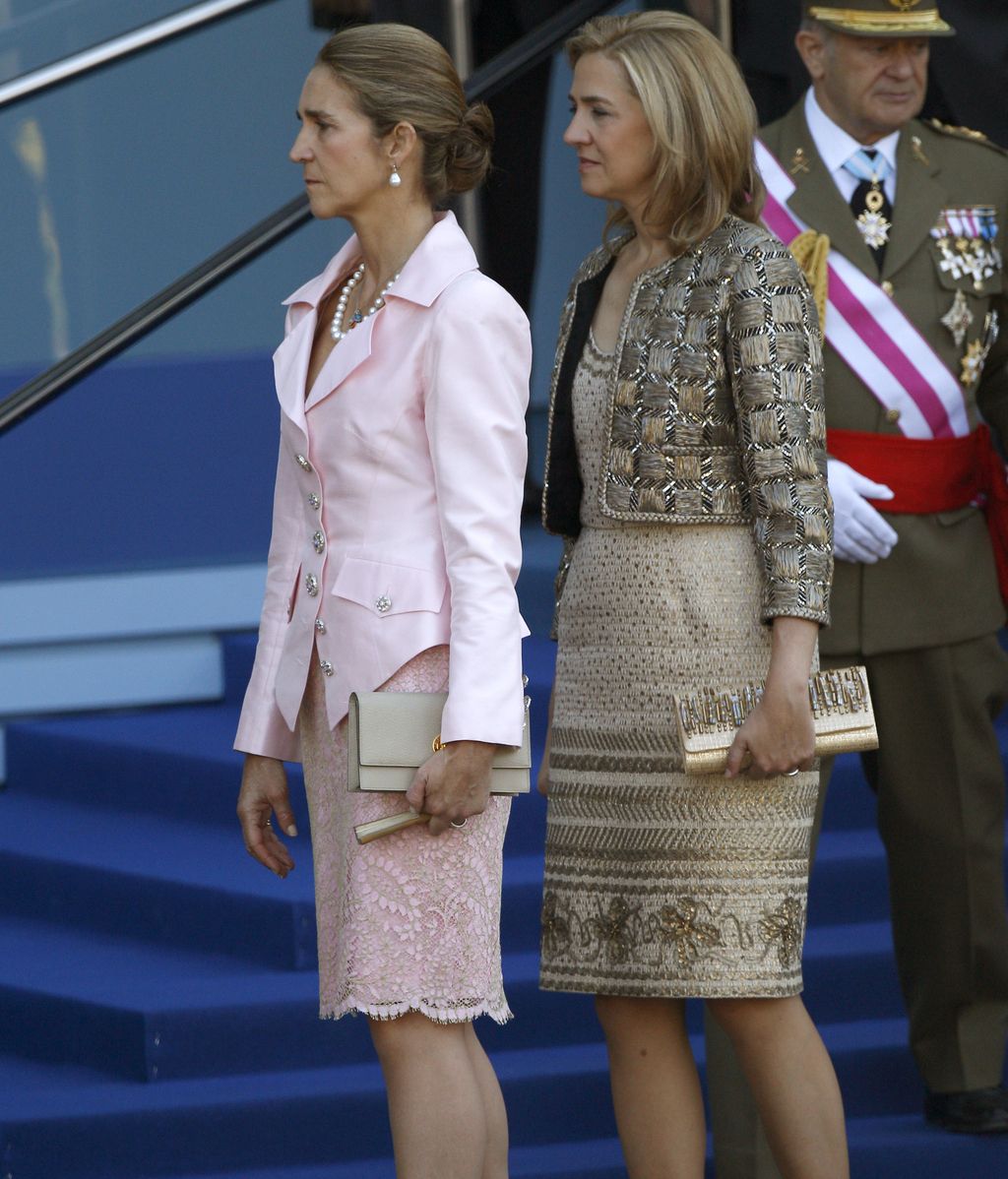 Las infantas Elena y Cristina, durante el desfile militar de la Fiesta Nacional
