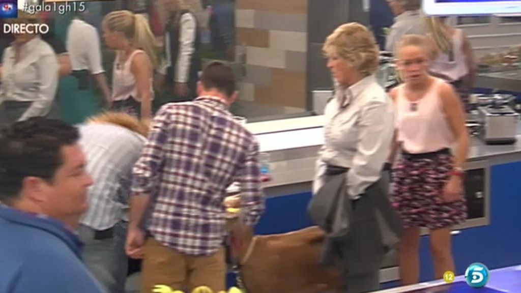 Mercedes entra acompañada de la gallina Falacia