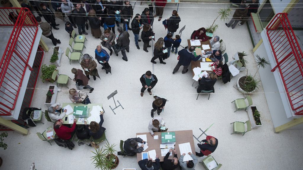 Varios electores hacen cola para votar