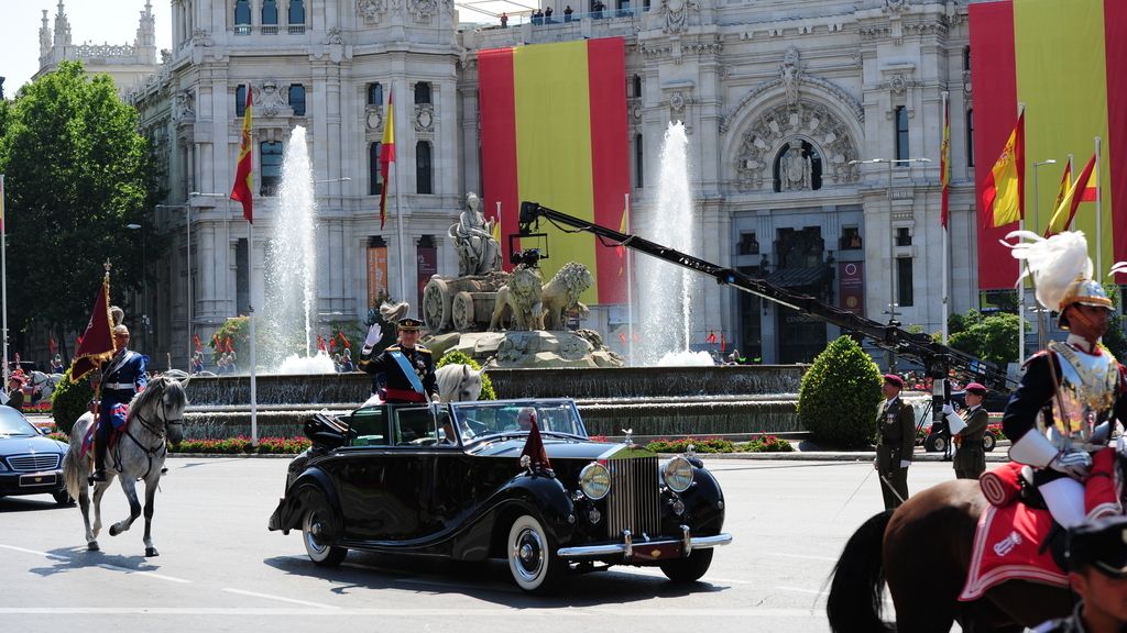 Los reyes saludan camino del Palacio Real