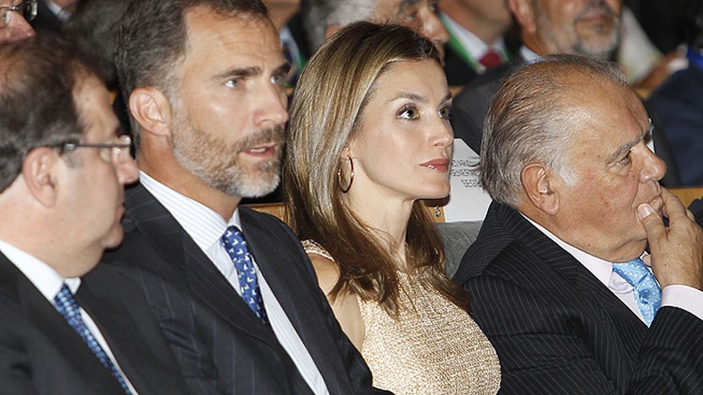 Letizia, arreglos en el pelo; Felipe, vuelve a la barba