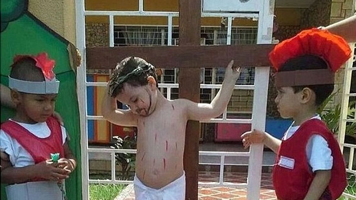 Un niño crucificado, el último viral en la Red