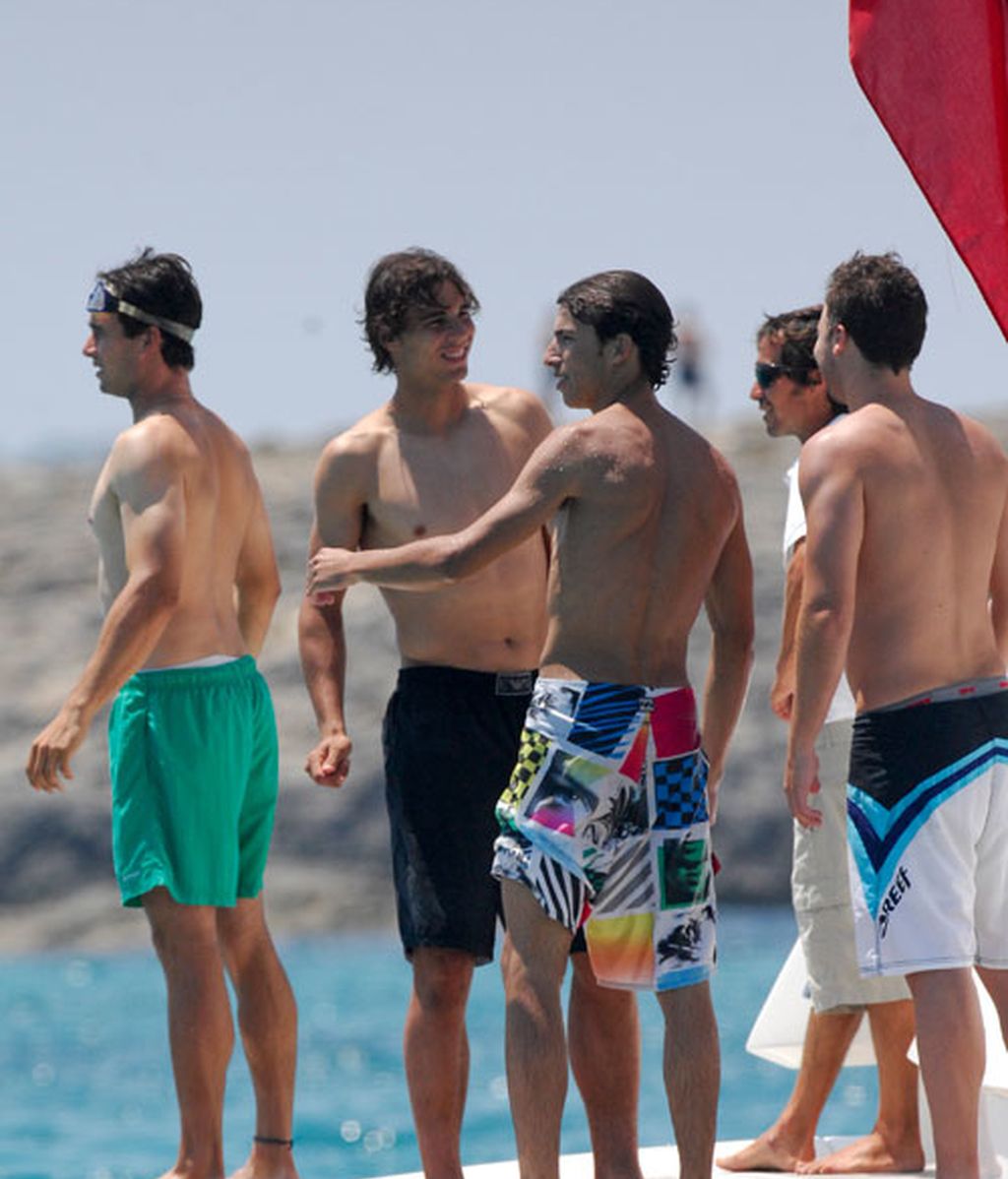 Nadal se olvida de Djokovic en Ibiza junto a unos amigos