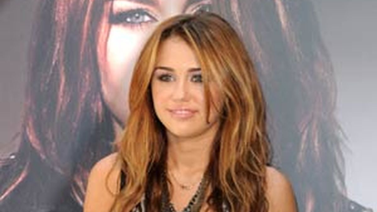 Miley Cyrus ha criticado la fama que ha adquitido Rebecca Black con solo colgar un vídeo en Youtube.