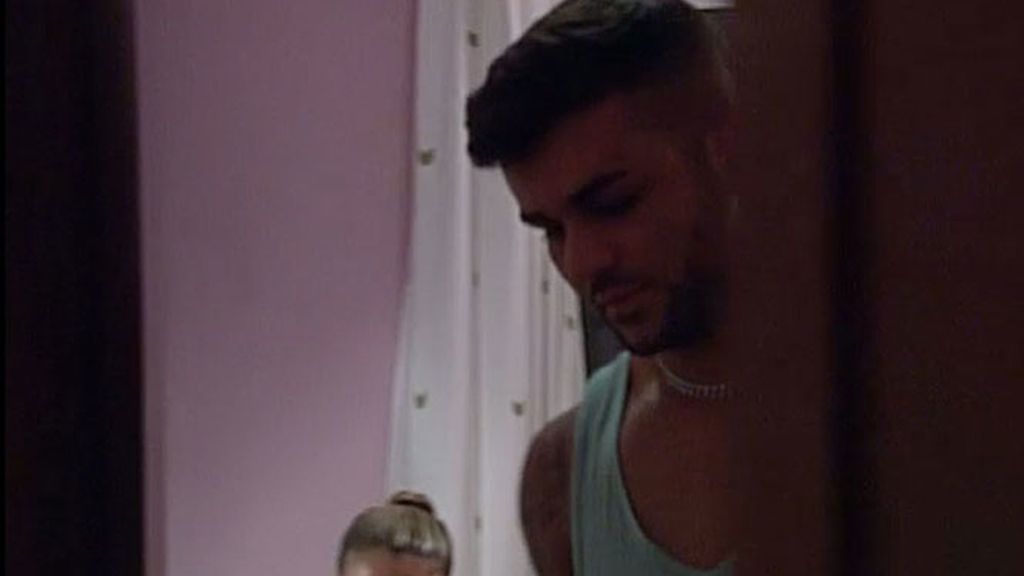 Javier conoce a sus chicas en la piscina (y en la cama)