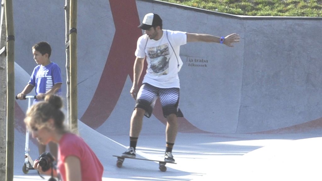 Miguel Ángeles Silvestre y Blanca Suárez, dos skaters en la ciudad