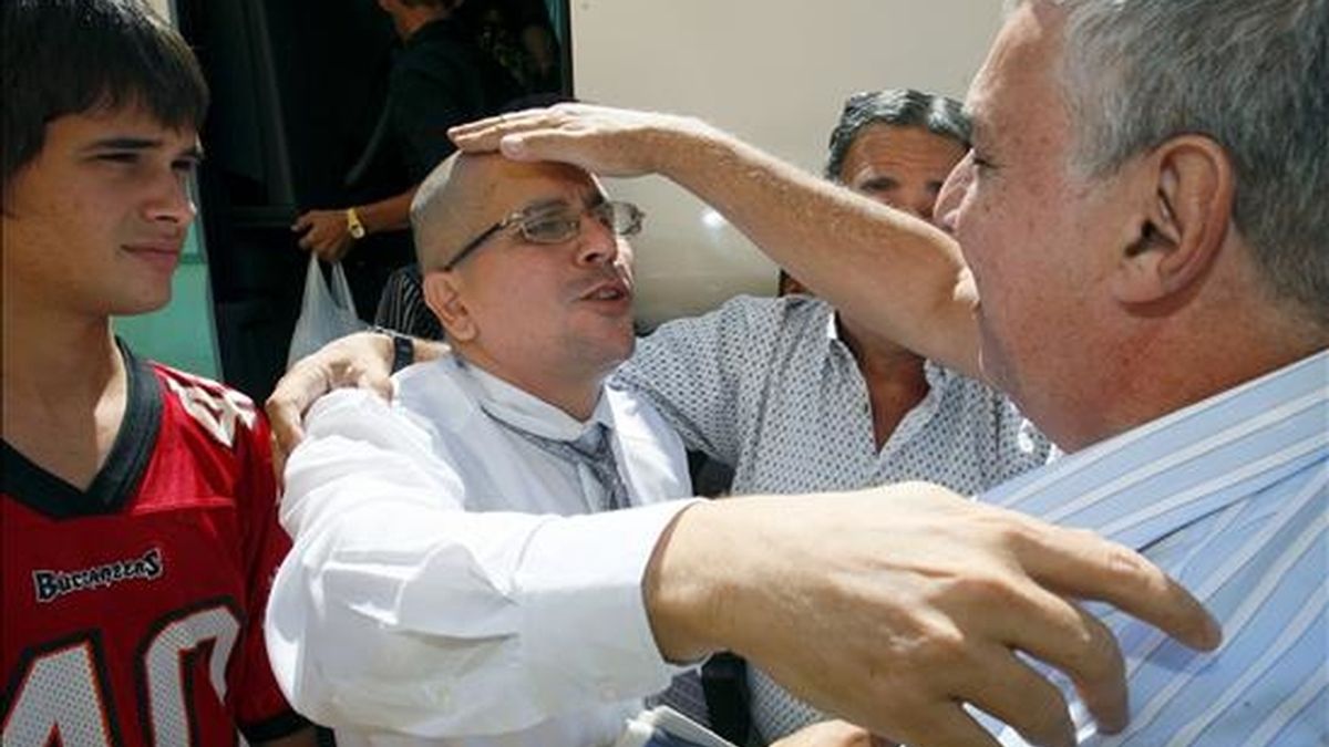 José Ubaldo Izquierdo, uno de los cinco presos políticos cubanos liberados por el régimen castrista que han llegado hoy a Madrid, a su llegada al hotel de Alcorcón en el que se alojan los excarcelados cubanos. EFE