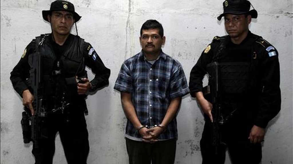 Agentes de la Fuerzas Especiales de la Policía Nacional Civil de Guatemala custodian al supuesto narcotraficante guatemalteco Mauro Salomón Ramírez (c), alías "El Morado" este 2 de octubre en San bernandino Suchitepequez (Guatemala). EFE Agentes de la Fuerzas Especiales de la Policía Nacional Civil de Guatemala custodian al supuesto narcotraficante guatemalteco Mauro Salomón Ramírez (c), alías "El Morado" este 2 de octubre en San bernandino Suchitepequez (Guatemala). EFE